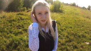 Юную красивую школьницу трахнули в рот и киску по пути из школы порно